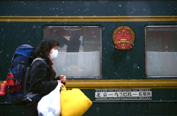 Пассажирка поезда Пекин - Москва, прибывшего на Ярославский вокзал в Москву
