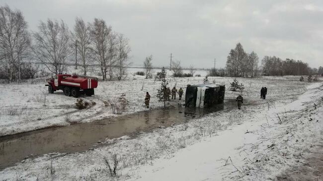 Сотрудники МЧС на месте ДТП с участием автобуса в Ульяновской области. 29 февраля 2020