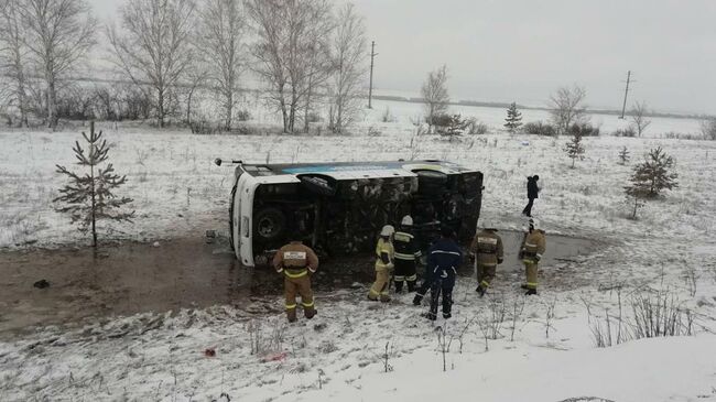 Сотрудники МЧС на месте ДТП с участием автобуса в Ульяновской области. 29 февраля 2020