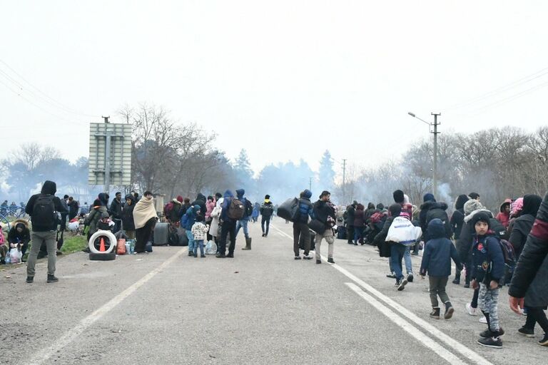 Беженцы возле КПП Пазаркуле (Pazarkule) на границе Турции и Греции