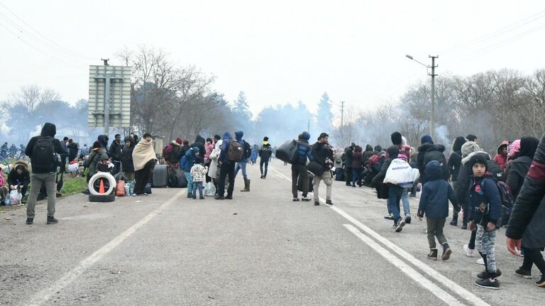 Беженцы возле КПП Пазаркуле (Pazarkule) на границе Турции и Греции