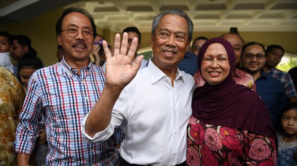 Новый премьер-министр  Малайзии Мухиддин Яссин, его жена Норайни Абдул Рахман беседуют с прессой возле своего дома в Куала-Лумпуре. 29 февраля 2020 