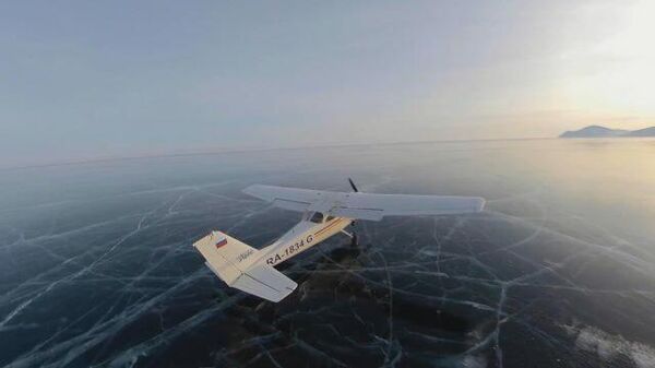 Сел на лед: фотограф заснял приземление самолета на ледяную гладь Байкала
