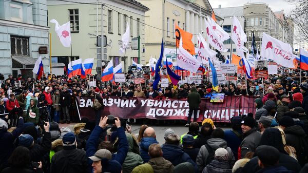 Участники марша памяти политика Бориса Немцова в Москве