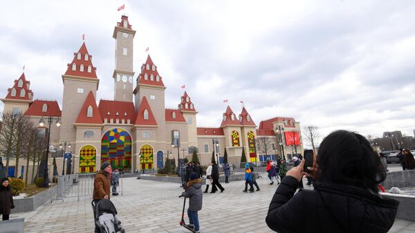 Посетители на открытии тематического парка Остров мечты в Нагатинской пойме в Москве. 29 февраля 2020