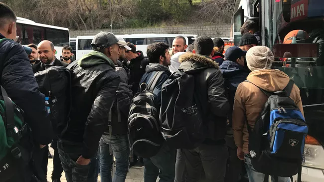Беженцы из Сирии и других стран на автовокзале в Турции