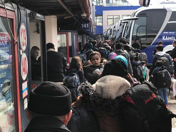 Беженцы из Сирии и других стран на автовокзале в Турции