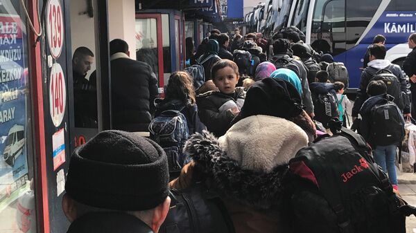 Беженцы из Сирии и других стран на автовокзале в Турции