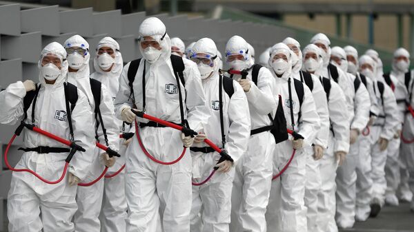 Военные в защитных костюмах проводят дезинфекцию в городе Тэгу, Южная Корея. 29 декабря 2020
