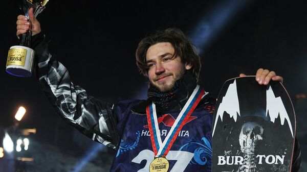 Михаил Матвеев (Россия), завоевавший золотую медаль среди мужчин в дисциплине биг-эйр на этапе мирового тура по сноуборду Grand Prix de Russie 2020.