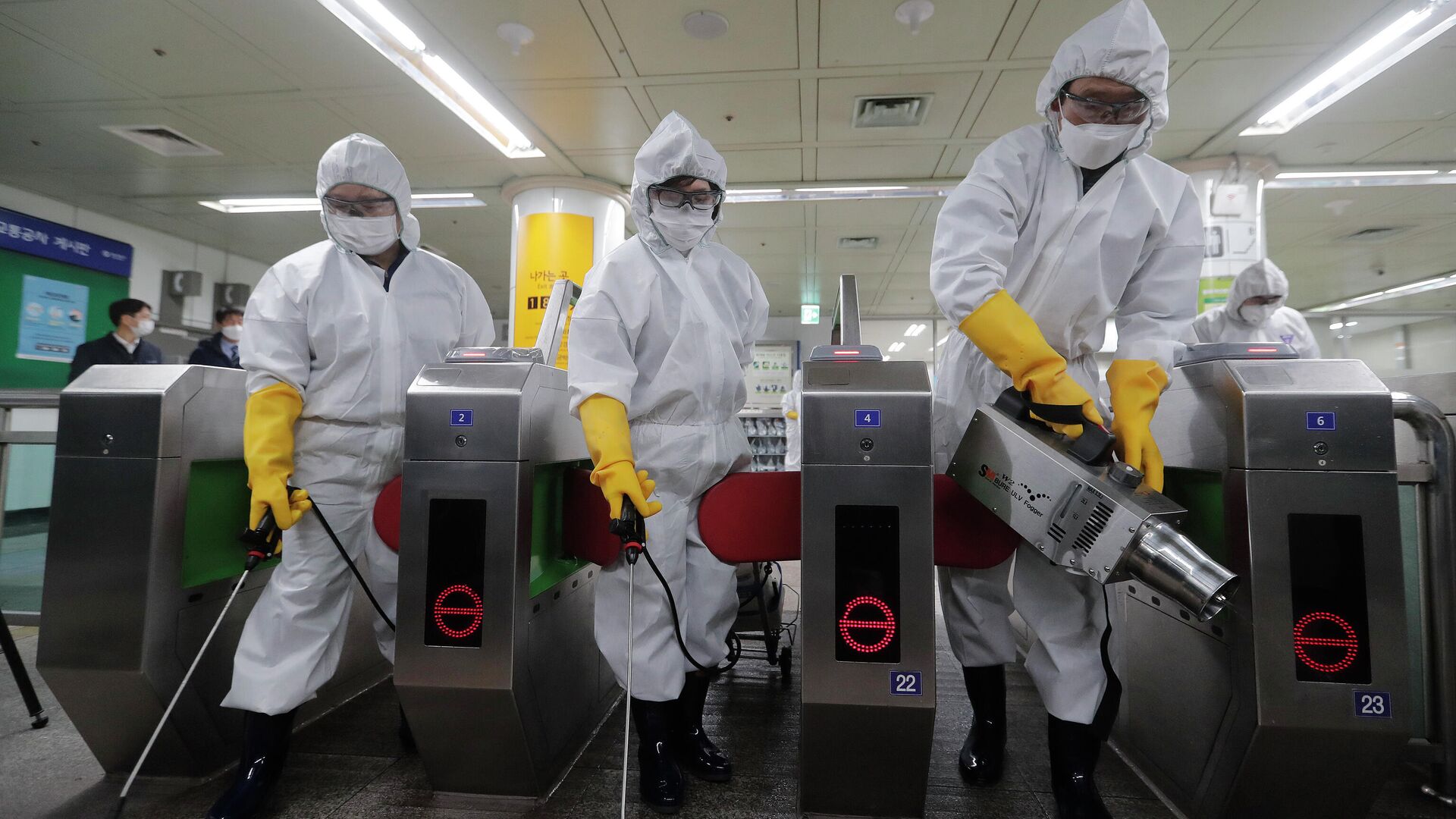 Медицинские работники проводят дезинфекцию на станции метро в Сеуле, Южная Корея. 28 декабря 2020 - РИА Новости, 1920, 27.11.2021