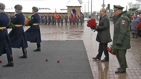 Путин возложил цветы к памятнику погибшим псковским десантникам