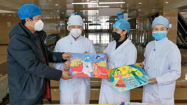 Из России с любовью: детские рисунки для китайских больниц