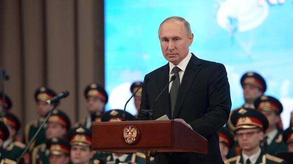 Президент РФ Владимир Путин выступает перед концертом памяти погибших воинов 6-й парашютно-десантной роты 104-го гвардейского десантно-штурмового полка 76-й воздушно-десантной дивизии