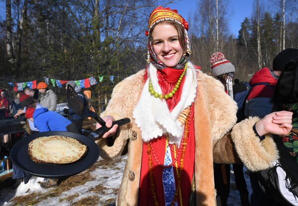 Участница народных гуляний во время празднования Бакшевской Масленицы в Московской области
