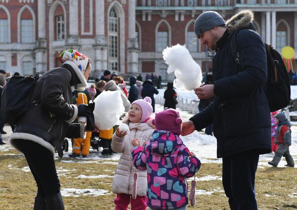 Участники праздничных гуляний в честь Широкой Масленицы в парке Царицыно в Москве