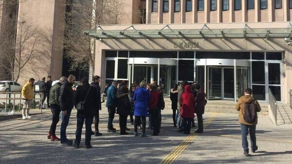 Журналисты у Дворца правосудия в Анкаре, куда привели трех задержанных сотрудников Sputnik Турция