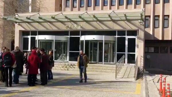 Журналисты у Дворца правосудия в Анкаре, куда привели трех задержанных сотрудников Sputnik Турция