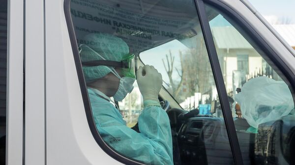 Медицинский работник в защитном костюме находится в машине скорой помощи в инфекционной больнице, после того как в Беларуси зарегистрирован первый случай коронавирусной инфекции в стране, в Минске, Беларусь

