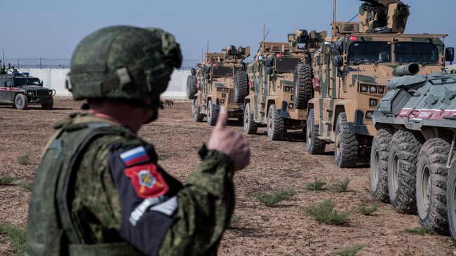 Турецкие и российские военные во время совместного патрулирования на северо-востоке Сирии