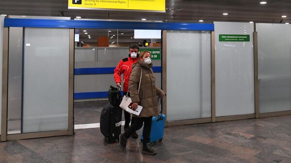 Пассажиры в терминале F в международном аэропорту Шереметьево имени А. С. Пушкина в Москве