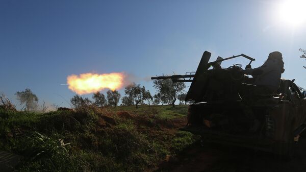Поддерживаемые Турцией сирийские повстанцы ведут огонь на линии фронта возле города Саракиб в провинции Идлиб, Сирия