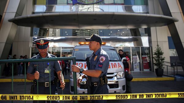 Полицейские на месте захвата заложников в торговом центре Virra в Маниле