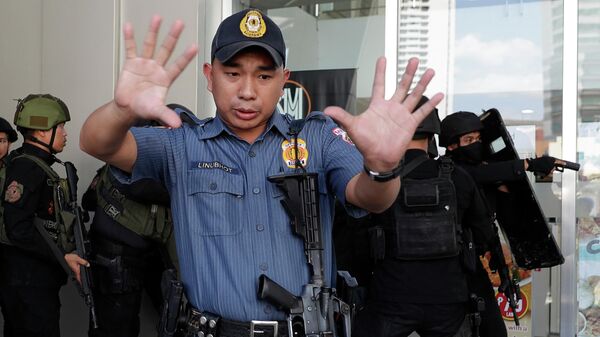 Полицейские на месте захвата заложников в торговом центре в Маниле