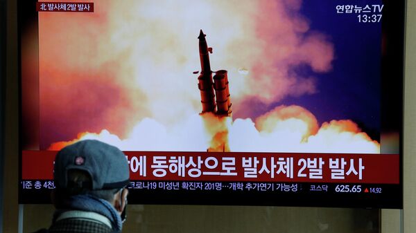 Выпуск новостей с сообщением о запуске ракет Северной Кореей на экране телевизора в Сеуле. 2 марта 2020
