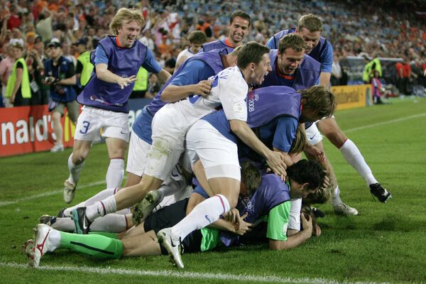 Футболисты сборной России радуются победе над командой Нидерландов