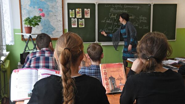 Ученики на уроке в школе деревне Аполлоновка в Омской области
