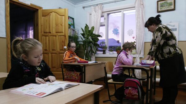 Урок в начальной малокомплектной школе деревни Бобровка