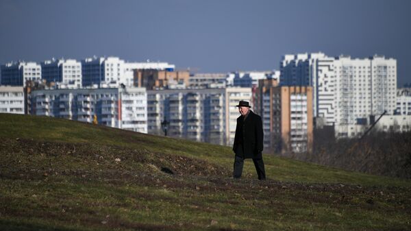 Мужчина в Коломенском парке в Москве