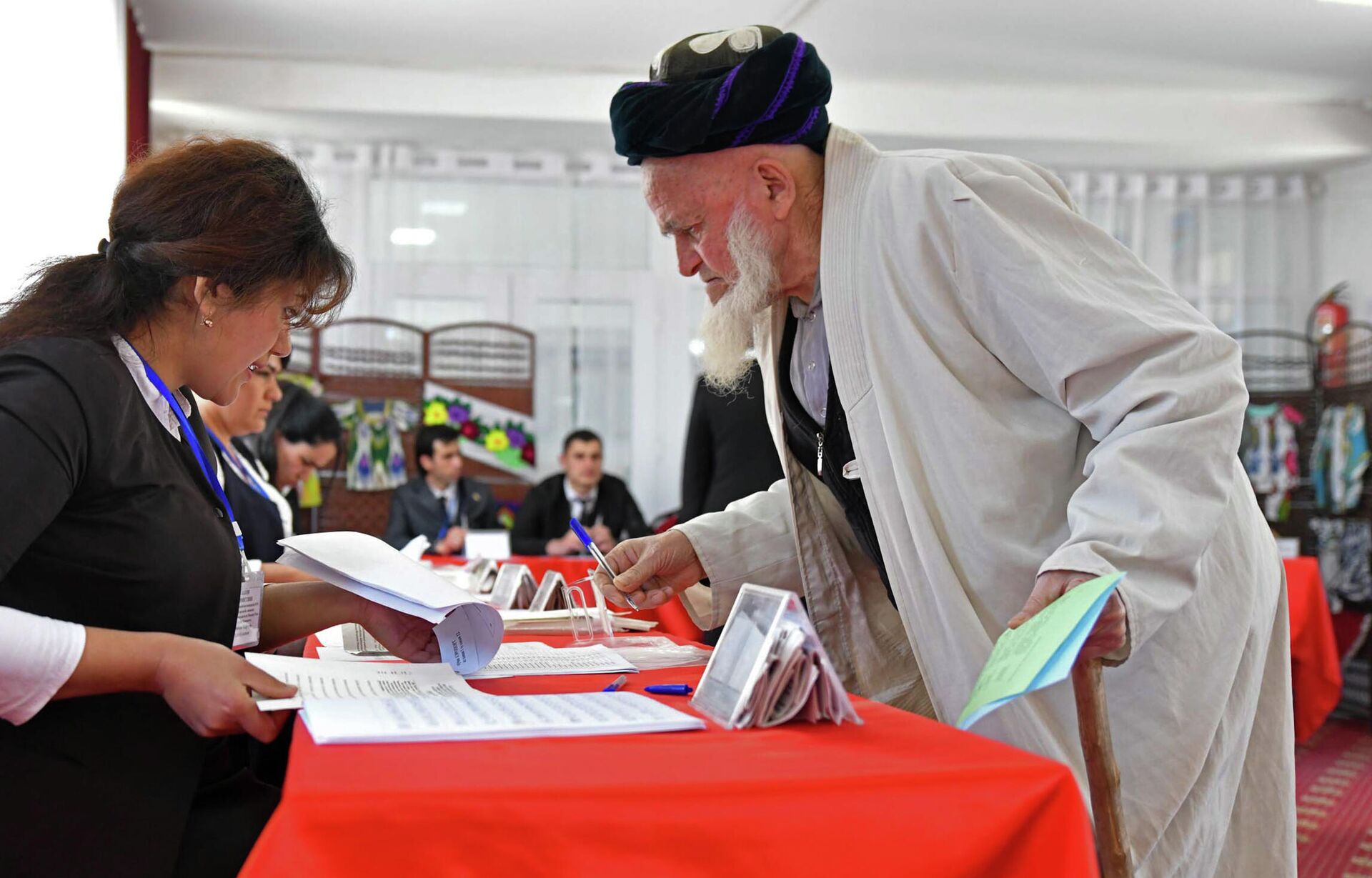 Житель Душанбе получает бюллетень на избирательном участке, чтобы проголосовать на выборах в нижнюю палату парламента Таджикистана - РИА Новости, 1920, 09.10.2020