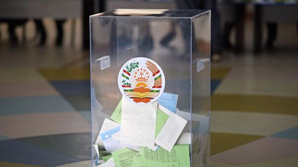 Урна с бюллетенями проголосовавших во время выборов в нижнюю палату парламента Таджикистана