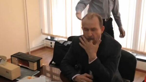 Иркутский чиновник съел вещдок во время задержания