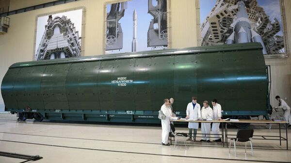 Сотрудники центра имени М.В. Хруничева у транспортного контейнера с блоками ракеты Ангара 