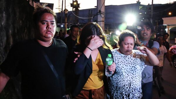 Женщина, освобожденная из торгового центра в Маниле