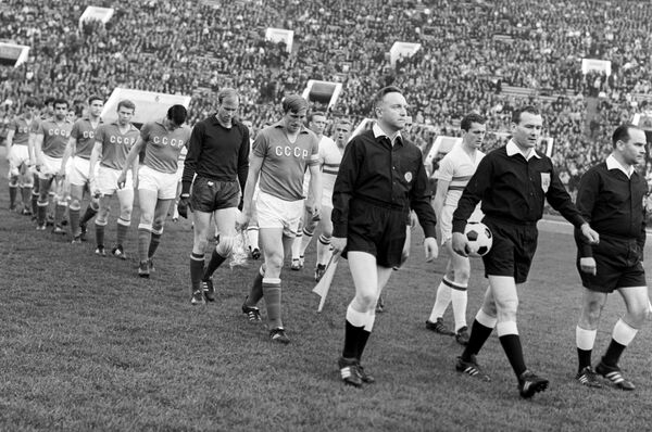 Сборные СССР и Венгрии перед началом четвертьфинального матча чемпионата Европы 1968 года в Москве.