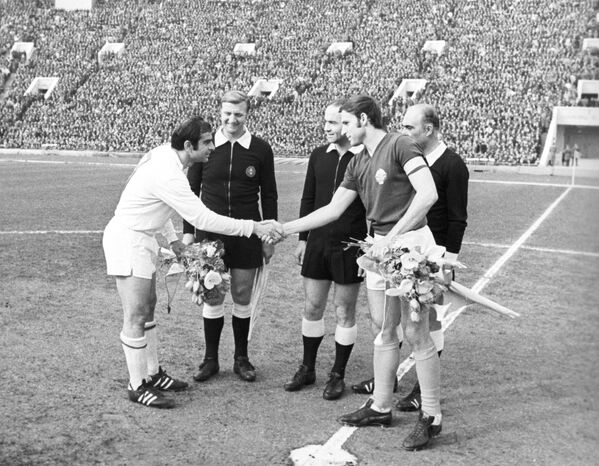 Капитаны сборных СССР и Югославии Муртаз Хурцилава (слева) и Драган Джаич перед началом четвертьфинального матча чемпионата Европы 1972 года.