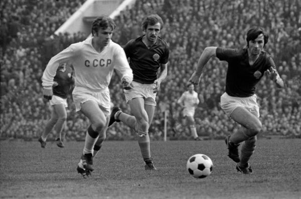Игровой момент четвертьфинального матча чемпионата Европы 1972 года между сборными СССР и Югославии
