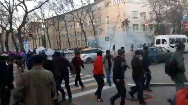 Кадры столкновения митингующих с милицией в Бишкеке