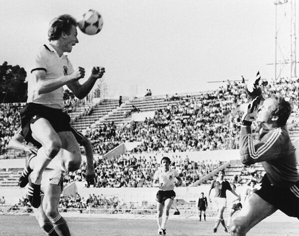 Игровой момент финального матча ЕВРО-1980 Германия - Чехословакия