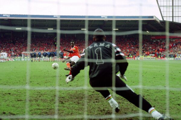 Кларенс Зеедорф бьет пенальти в ворота сборной Франции в четвертьфинале ЕВРО-1996