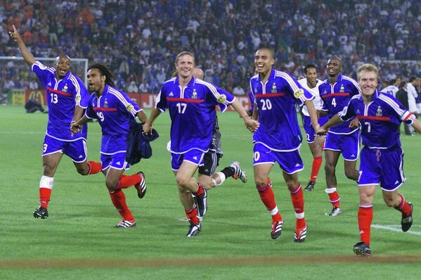 Футболисты сборной Франции радуются победе на ЕВРО-2000