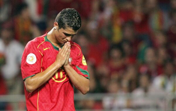 Криштиану Роналду после поражения от сборной Греции в финале ЕВРО-2004