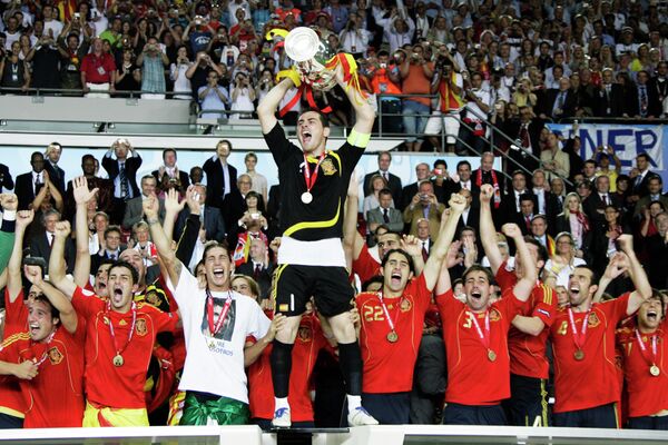 Футболисты сборной Испании празднуют победу на ЕВРО-2008