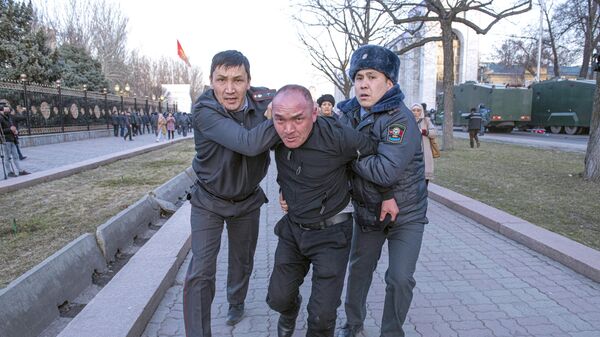 Сотрудники милиции во время задержания участника митинга в поддержку экс-депутата Садыра Жапарова в Бишкеке