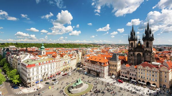 Вид с башни ратуши на Староместской площади в Праге 