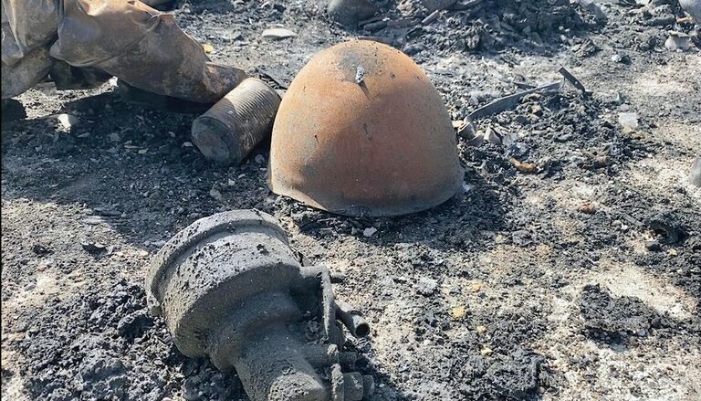 Части атакованного грузовика в районе города Саракеб провинции Идлиб в Сирии Части атакованного грузовика в районе города Саракеб провинции Идлиб в Сирии